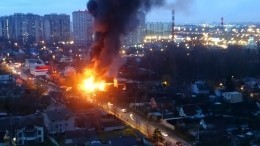 Видео: Шиномонтаж полыхает возле станции метро «Девяткино» в Ленобласти