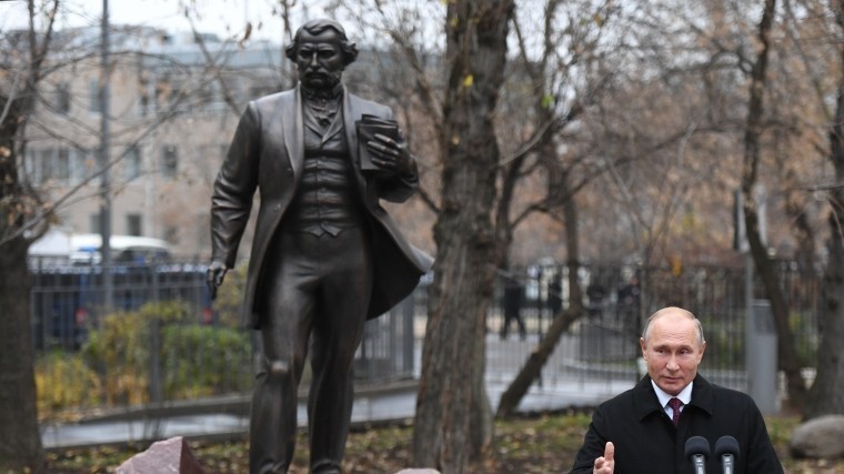 Путин принял участие в открытии первого в Москве памятника Тургеневу