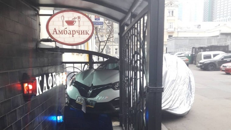 Московская автоледи перепутала педали и въехала в кафе — фото