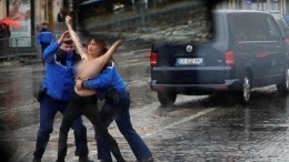 Видео: Голая активистка Femen едва не попала под колеса лимузина Трампа