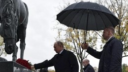 Владимир Путин возложил цветы к памятнику русским воинам в Париже