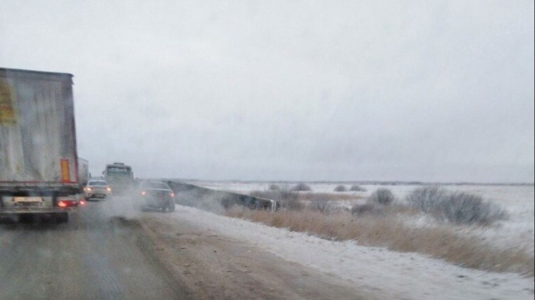 Шесть человек пострадали в аварии с автобусом в Новосибирской области — фото