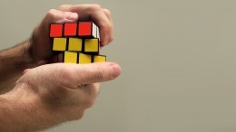 В Японии создали кубик Рубика, который собирается сам