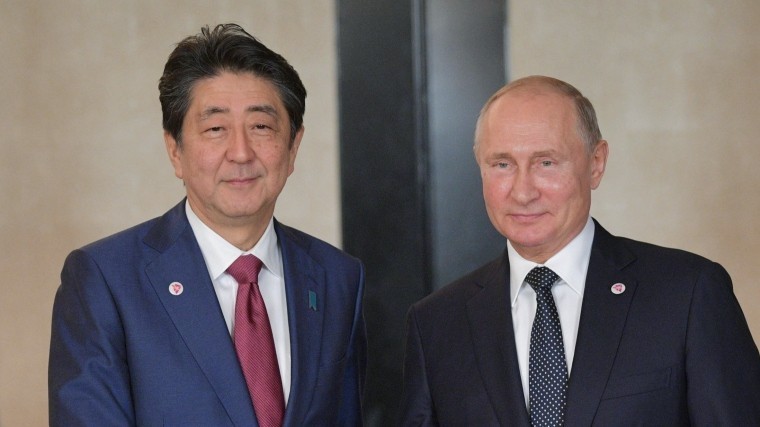 Премьер Японии пообещал заключить мирный договор с Россией