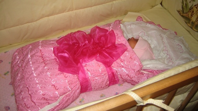 Жительницу Омска, подарившую свою новорожденную дочь, лишили родительских прав