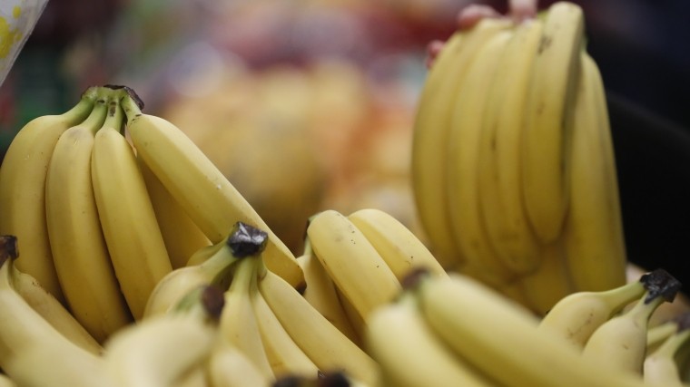 Во Владивостоке бесплатно раздали людям более 400 ящиков бананов