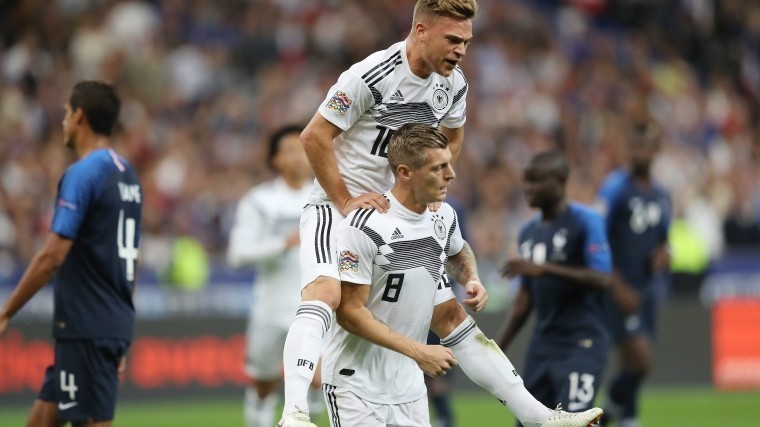 Игроки сборной Германии: полузащитник Тони Кроос и защитник Йозуа Киммих