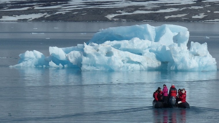 Восемь оленеводов унесло в море на льдине в Якутии