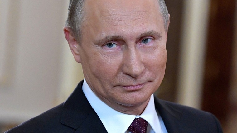 Песков рассказал, чем занят Путин во время длительных перелетов