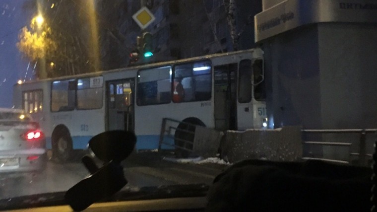 В Екатеринбурге троллейбус сбил пешехода и въехал в киоск — фото