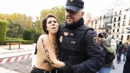 В Мадриде три активистки Femen устроили акцию протеста