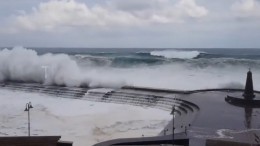 Видео: Гигантские волны Атлантики едва не снесли испанские отели