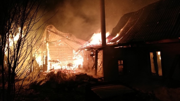 Шесть человек, в том числе ребенок, погибли в пожаре в Пермском крае