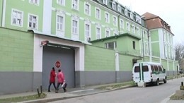 Главврач роддома в Калининграде отпущена под домашний арест — видео