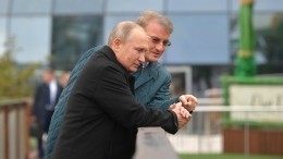 Видео: Владимир Путин покормил карпов во время прогулки в Крыму