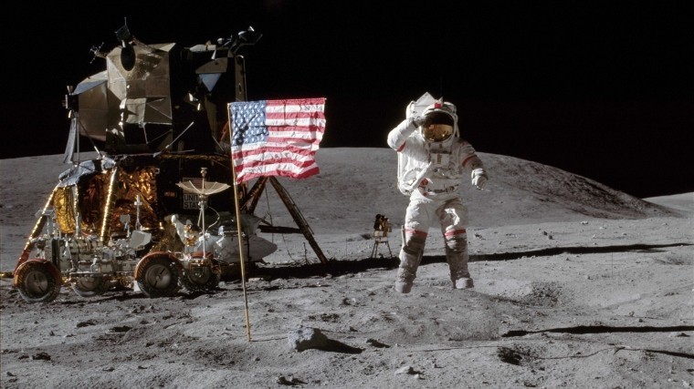 Космонавт знает, как доказать Рогозину факт высадки американцев на Луне