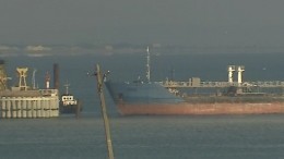 Видео: военные катера и сухогруз перекрыли путь кораблям ВМС Украины