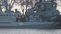 Видео: задержанные военные корабли Украины стоят на причале в Керчи