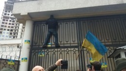 Украинские радикалы осаждают российские консульства в Одессе и Харькове