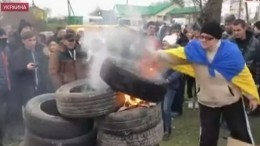 На границе Польши и Украины водители жгут шины — видео