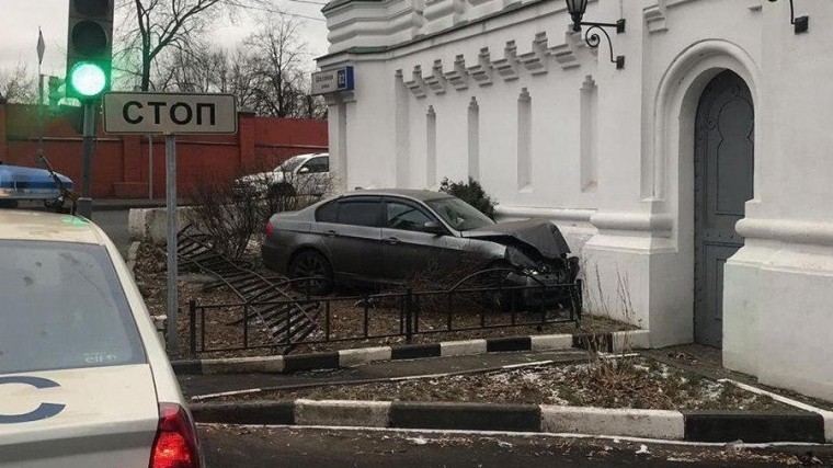 Лихач на BMW врезался в известный московский монастырь — фото