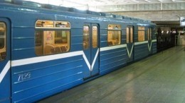 В петербургском метро рассказали, почему вагоны красили только в синий цвет