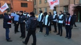 «Молодая гвардия» устроила акцию протеста у консульства Украины в Петербурге