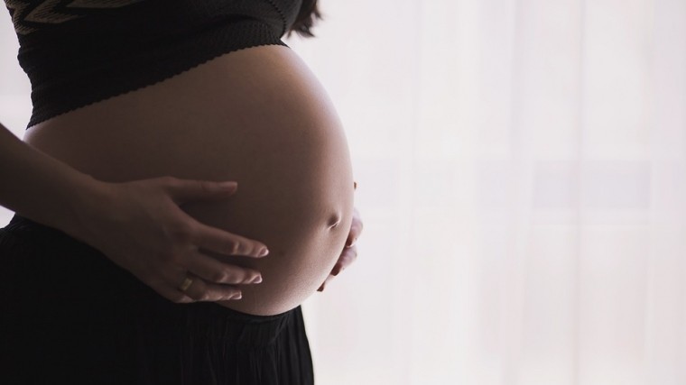 Ученые рассказали, почему дети «пинаются» в утробе матери