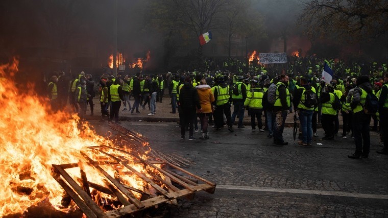 На акции протеста «желтых жилетов» в Париже пострадали 12 журналистов RT