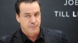 Автограф-сессия лидера Rammstein Тилля Линдеманна прошла в Петербурге — видео