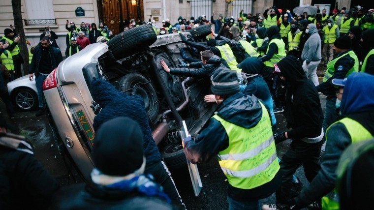 Более 200 задержанных «желтых жилетов» предстанут перед судом Франции