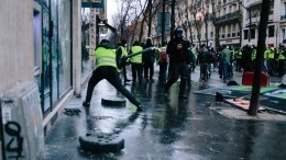 Видео: Полицейские толпой набросились и жестоко избили протестующего в Париже