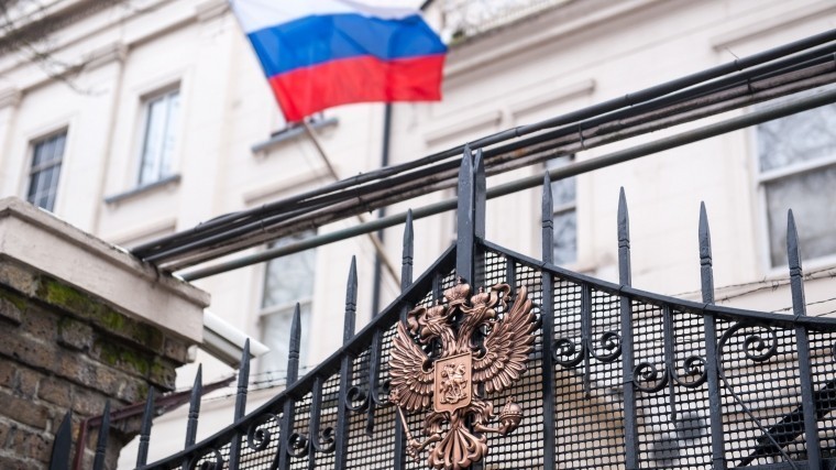 В посольстве РФ возмущены публикацией британскими СМИ данных журналистов Первого канала