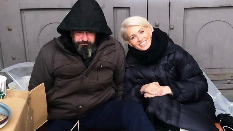 Фото Анны Семак с бездомным Николаем