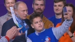 Техника подвела: Волонтер не сделал личное селфи с Путиным из-за медленного смартфона