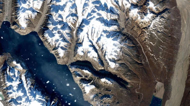 В мире бьют тревогу: Лед Гренландии тает с невероятной скоростью