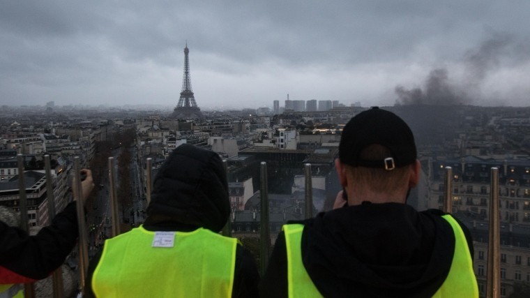 Эйфелеву башню в Париже закроют из-за «желтых жилетов»