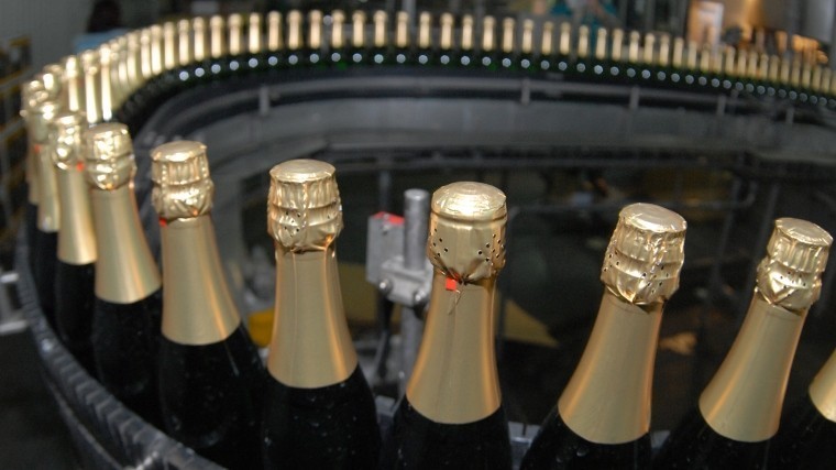 Мантурова попросили разрешить продажу шампанского в новогоднюю ночь