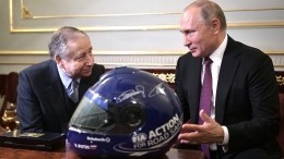 Президент FIA подарил Владимиру Путину именной гоночный шлем