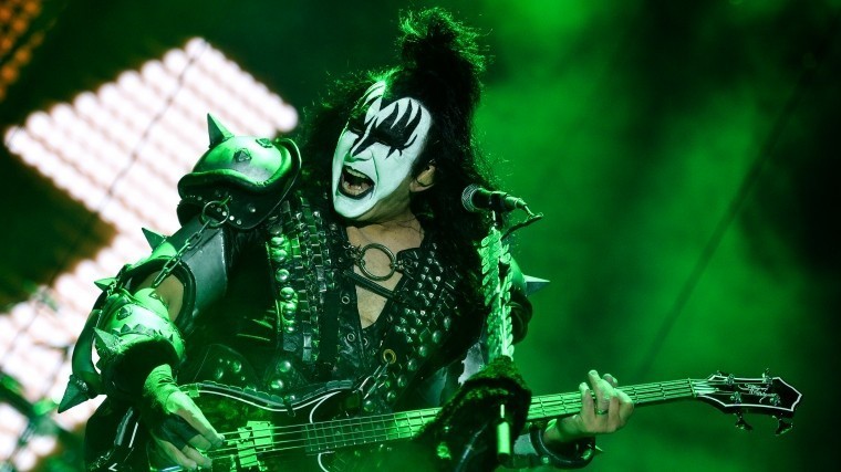 Солиста группы Kiss обвинили в домогательствах после «разврата» на кухне