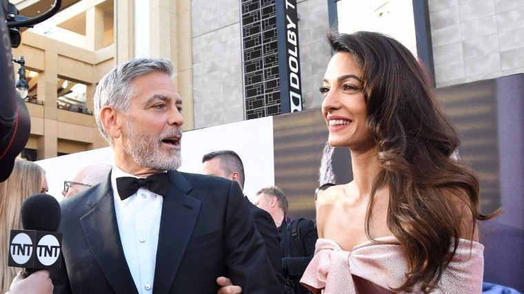 Амаль Клуни больше не скрывает своих близнецов