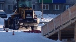 В Кемеровской области погрузчик насмерть задавил маленького ребенка — видео