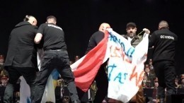 Видео: Радикалы прервали выступление ансамбля имени Александрова в Польше
