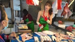 Видео: Тайваньская модель произвела фурор на рыбном рынке