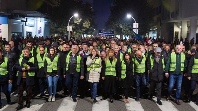 «Желтые жилеты» вышли на акцию протеста в столице Черногории