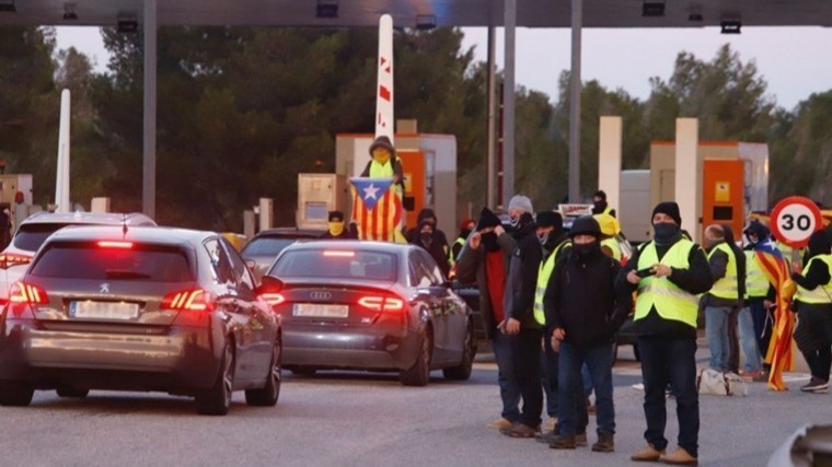 В Каталонии «желтые жилеты» захватили пункты оплаты на платных трассах