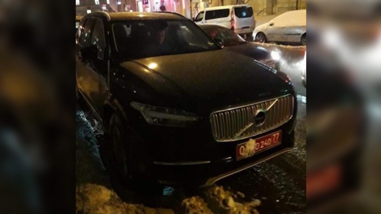 Пользователи возмущены автомобилем с прикрытыми дипломатическими номерами — фото
