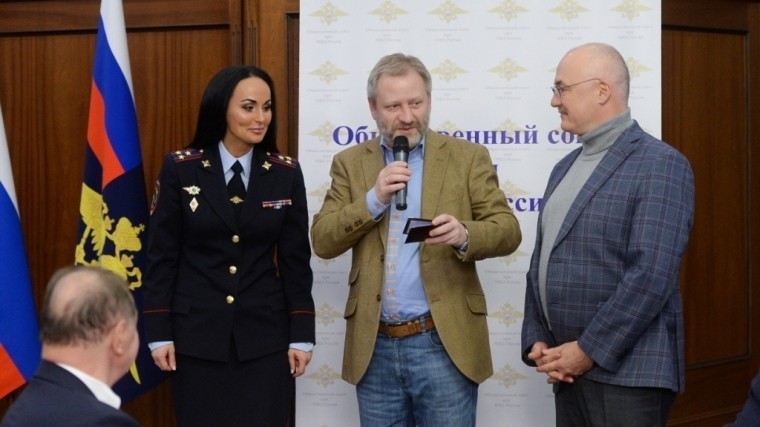 Полковнику полиции Ирине Волк вручили удостоверение члена Союза журналистов России