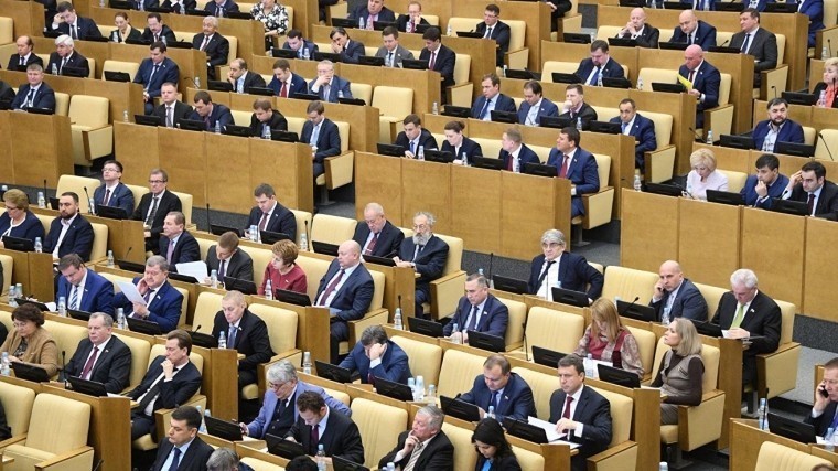 В Госдуме приняли закон о повышении МРОТ с нового года