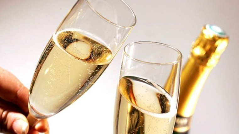 Как выбрать хорошее шампанское на новогодний стол — советы экспертов